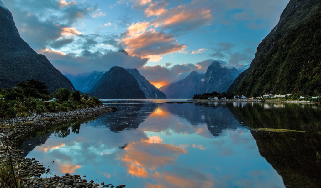 Живописный водный пейзаж  в Норвежском фьорде 