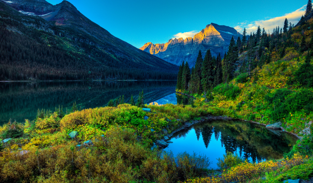 Чистое озеро у подножия гор 