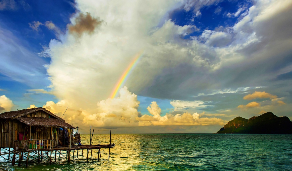 Радуга  над бунгало на тропическим пляжем 