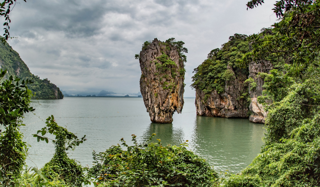 Скала в заливе в тропиках Таиланд