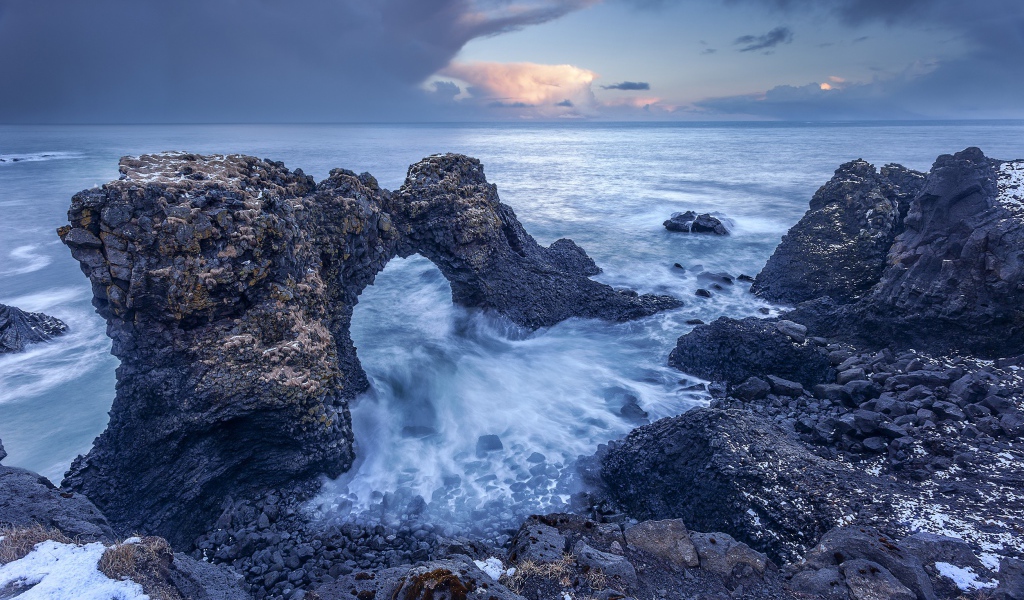 Скалы на берегу океана 