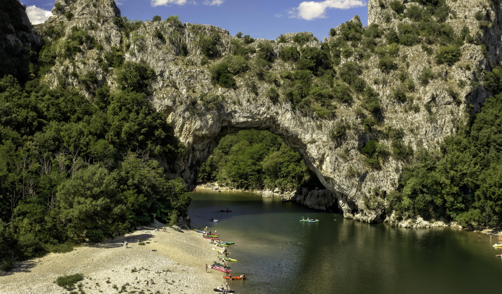 Скалистая арка над рекой во Франции 