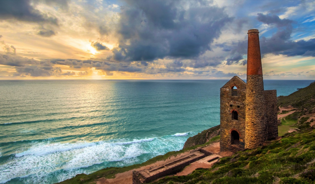 Руины здания на берегу океана под красивым  небом