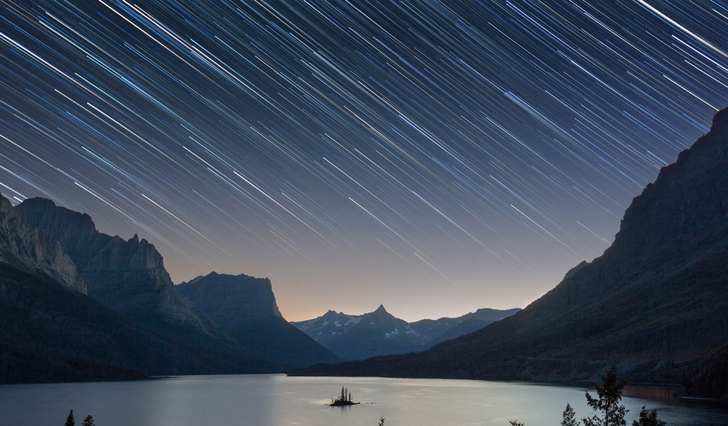Звездный дождь над норвежский фьордом 