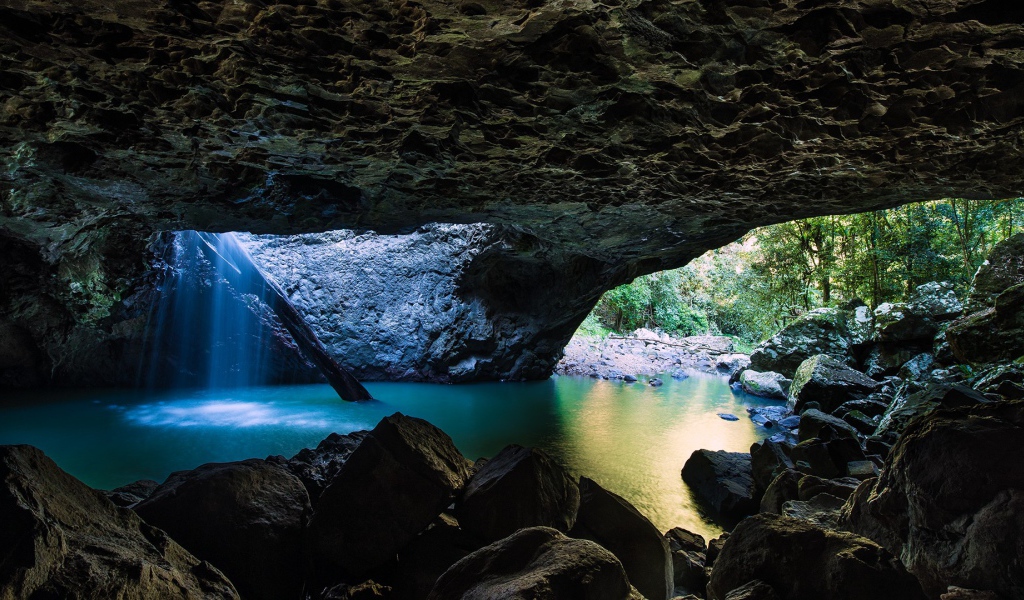 Солнечные лучи в подземном гроте 
