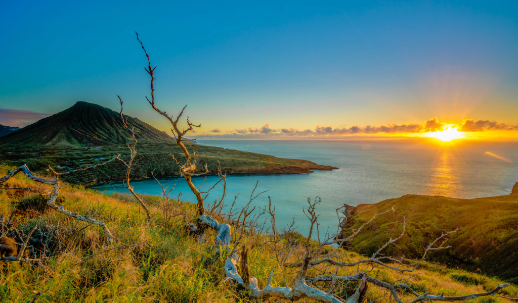 Восход яркого солнца над океаном 