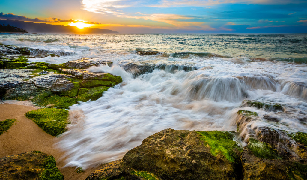 Восход солнца на горизонте над океаном 