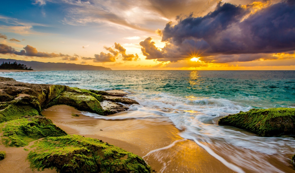 Закат яркого солнца в облаках над океаном 