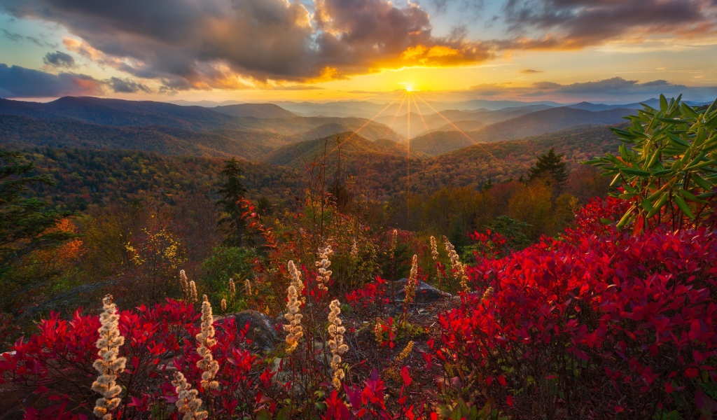 Закат солнца в небе над горным пейзажем