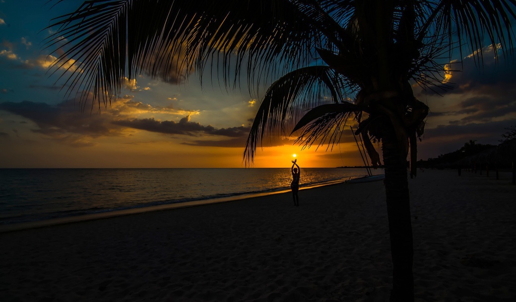 Закат солнца на тропическом пляже 