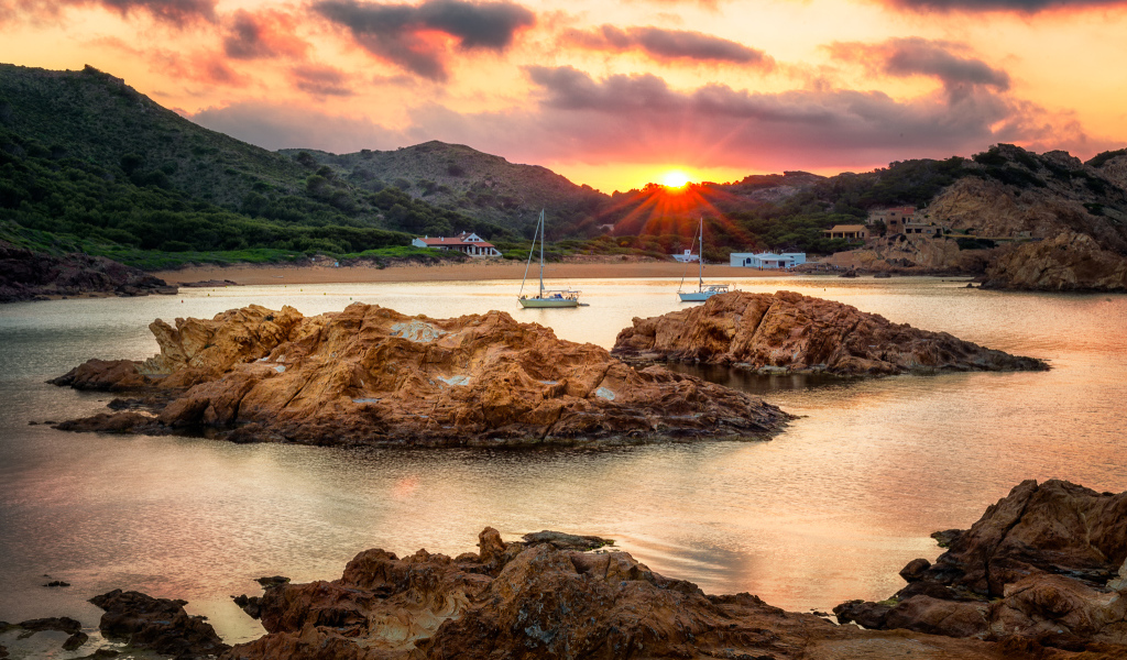 Побережье в лучах солнца на рассвете под красивым небом