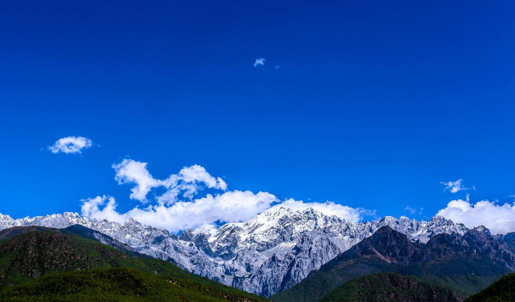 Живописный горный массив Юйлунсюэшань, Китай 
