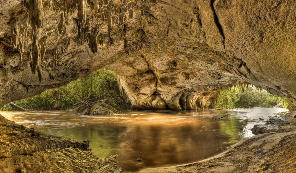 Река в каменном гроте,  Национальный парк Кахерейнджи. Новая Зеландия