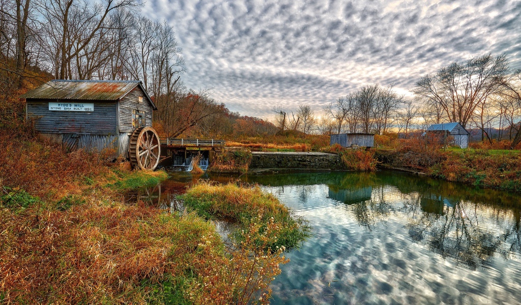 Небо отражается в пруду у водокачки 