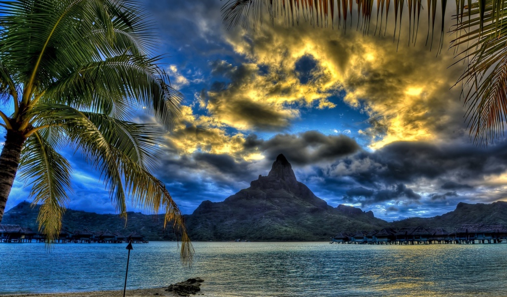 Вид на вершину горы под красивым небом на тропическом пляже