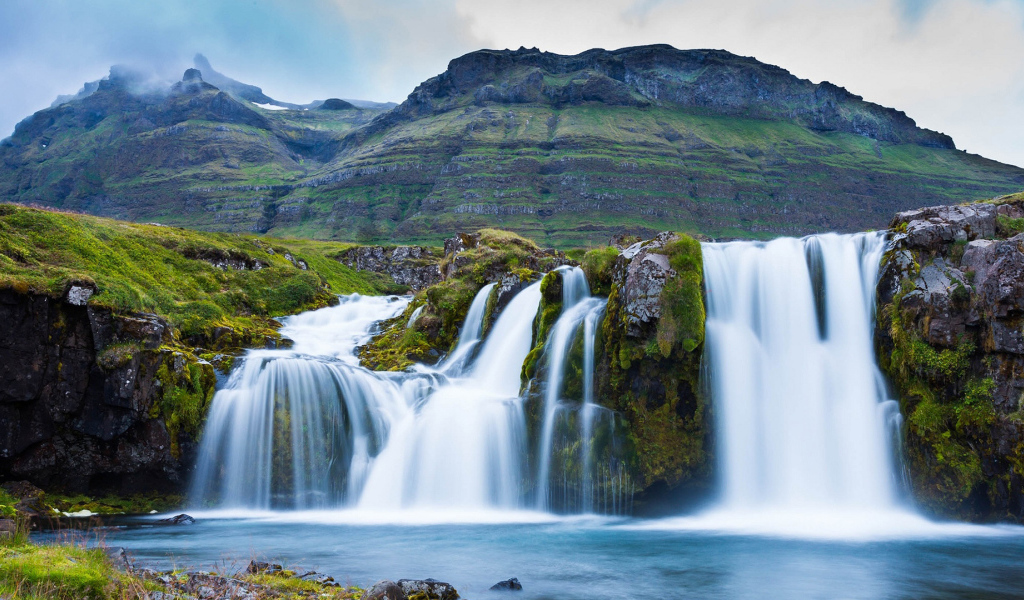 Водопад на фоне горы 