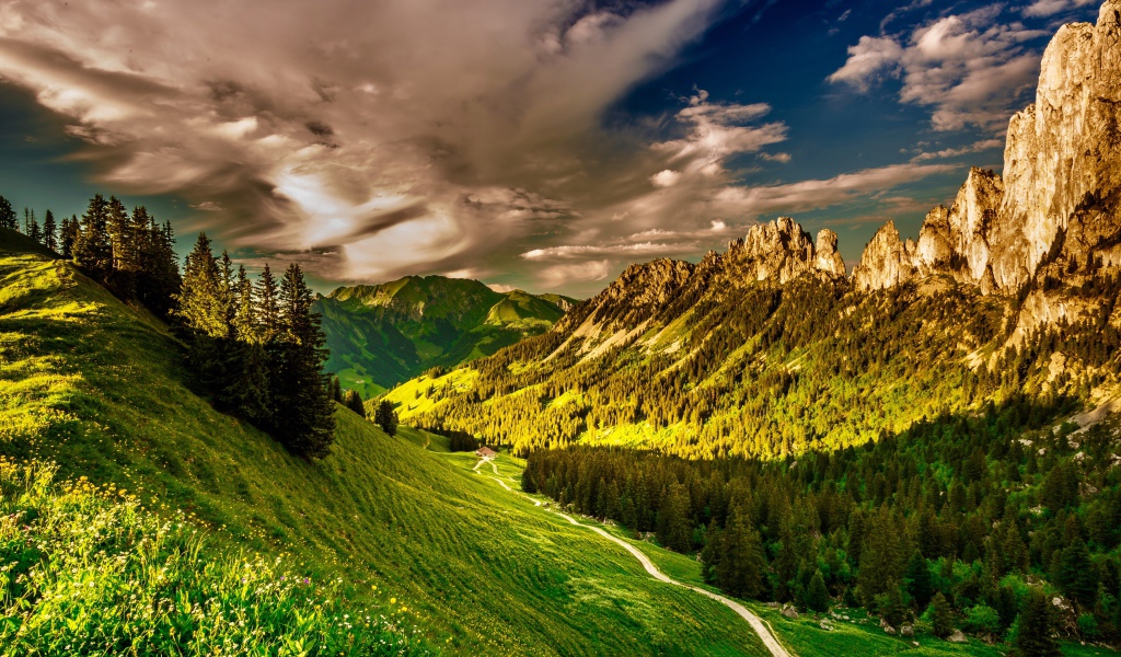 Белые облака над зеленой долиной в лучах солнца