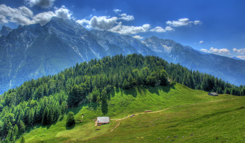 Белые облака над вершинами гор, Германия