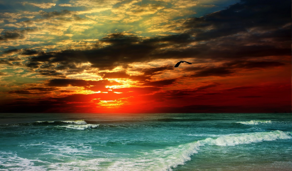 Белые волны на берегу океана на закате солнца