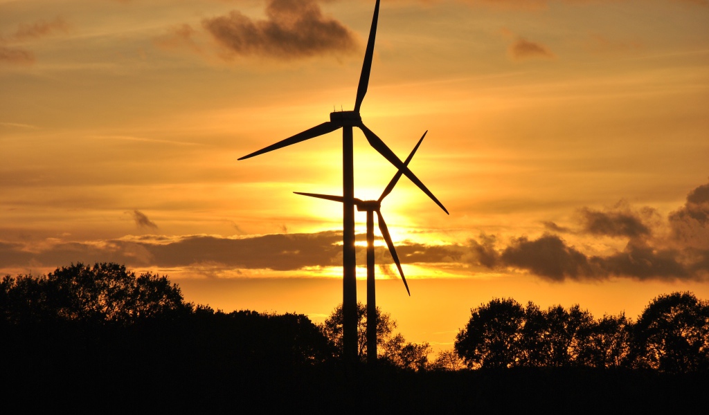 Ветротурбины на фоне неба на закате солнца