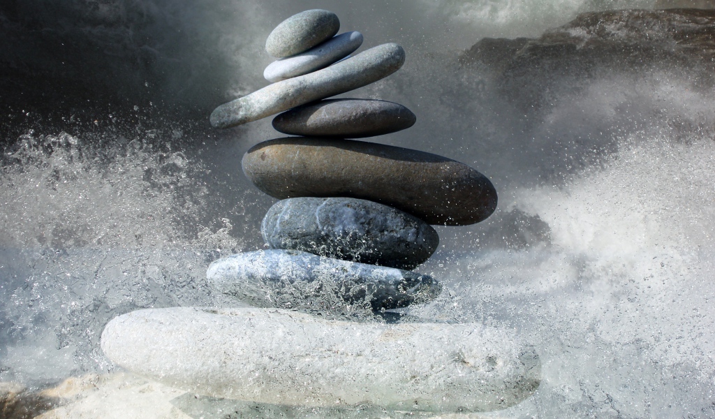 Дзен-камни с брызгами воды вокруг них