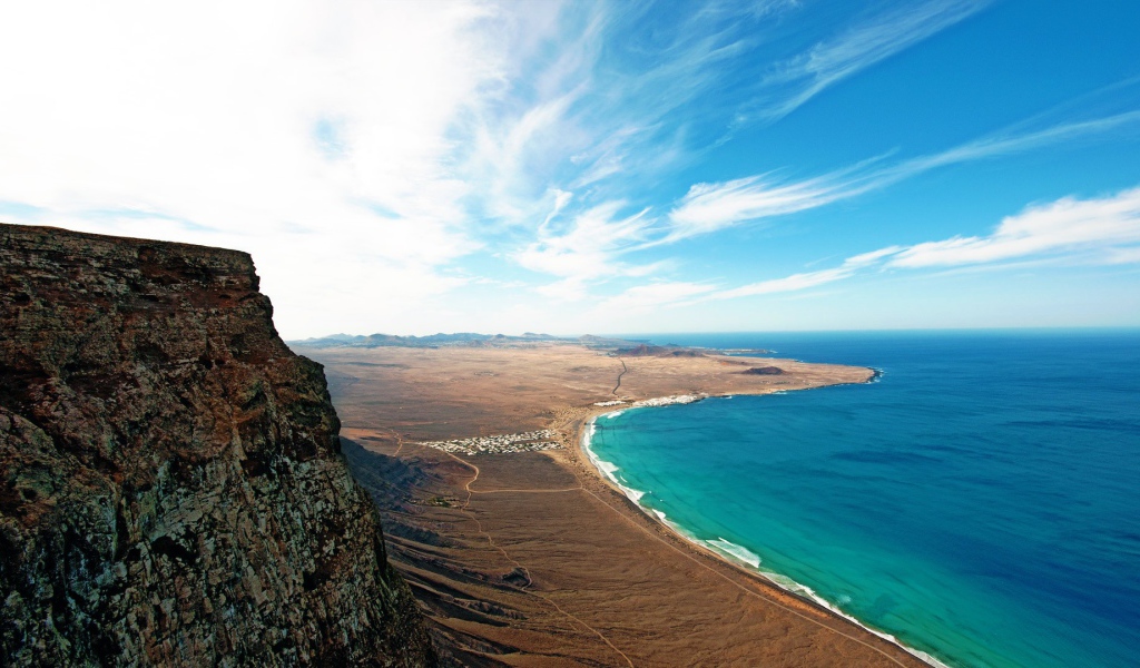 Пляж на острове Лансароте, Испания 