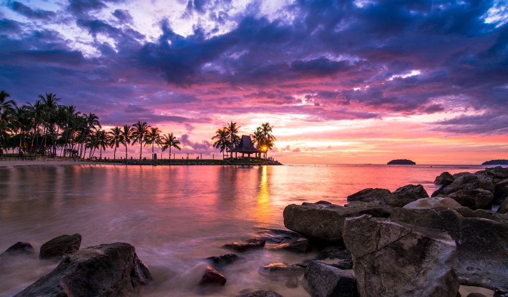 Пляж в камнях под облачным небом  