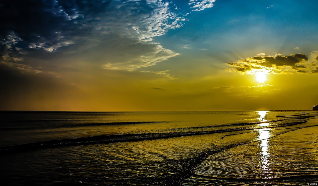 Красивый закат над пляжем  Санрайз