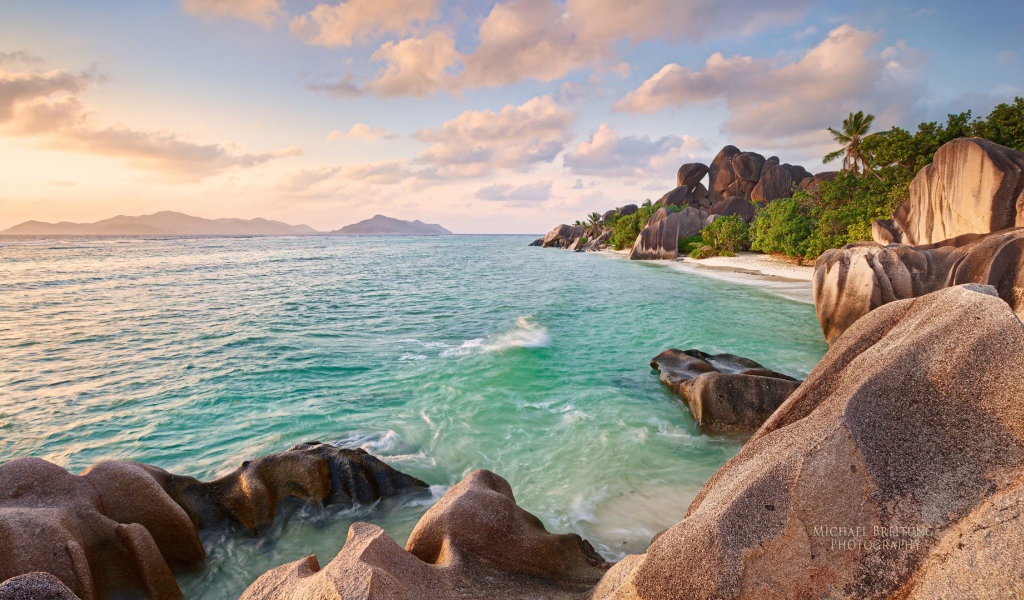 Прибрежные скалы на пляже  