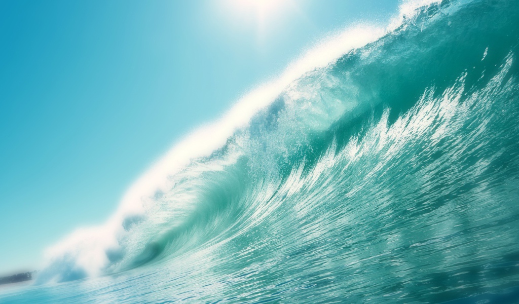 Высокая волна цвета аквамарин на пляже 