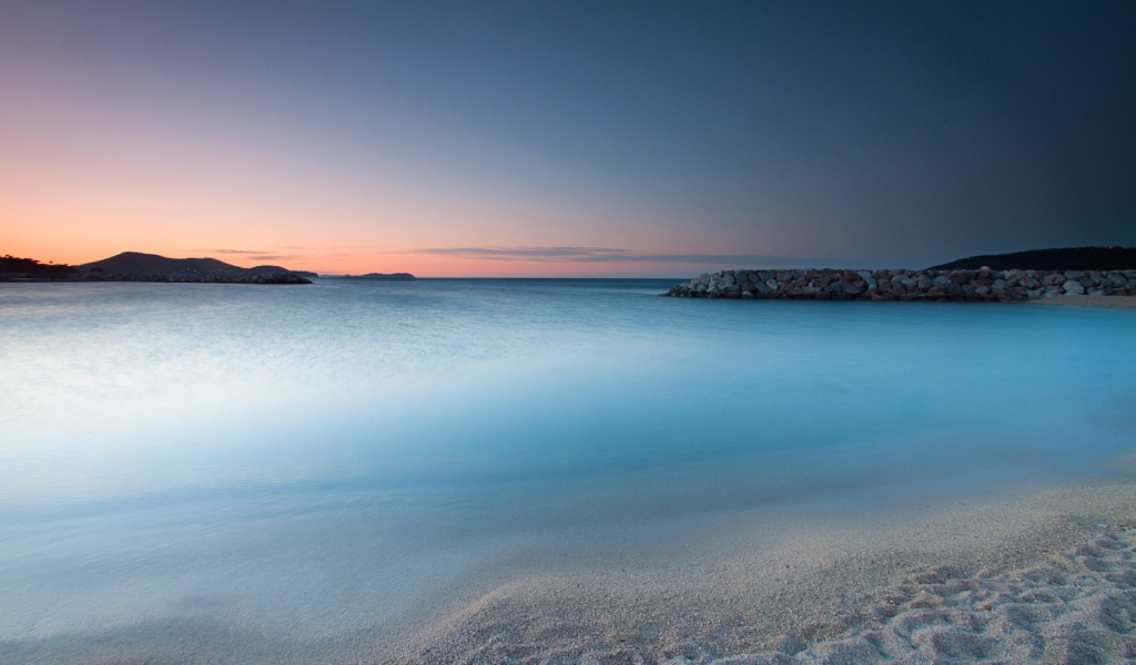 Легкая дымка перед восходом солнца на пляже 