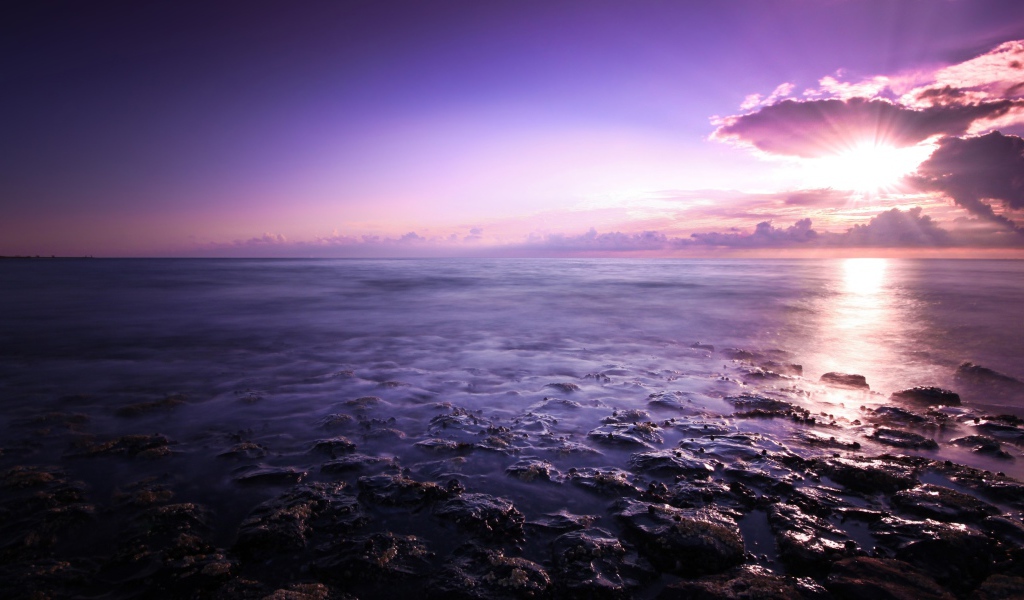 Фиолетовый закат над океаном 