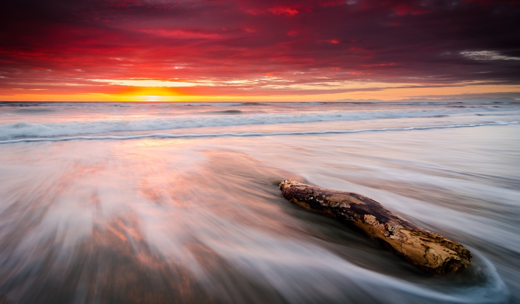 Восход солнца над тихом пляже  