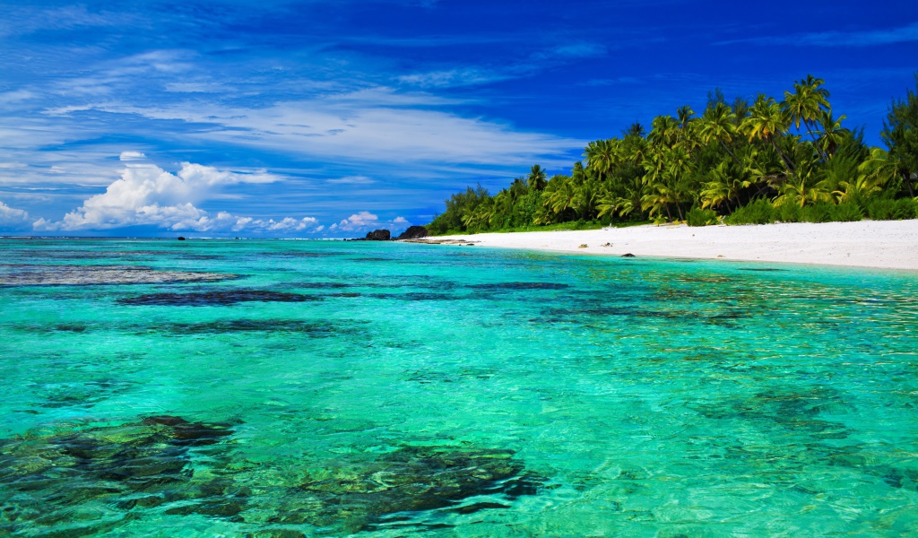 Прозрачная голубая вода в океане у тропического пляжа