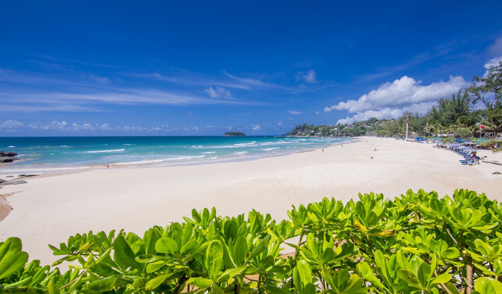 Вид на красивый пляж Ката Нои под голубым небом, Таиланд