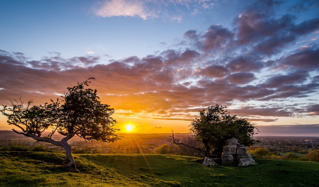 Летний рассвет солнца в облачном небе укрывает землю