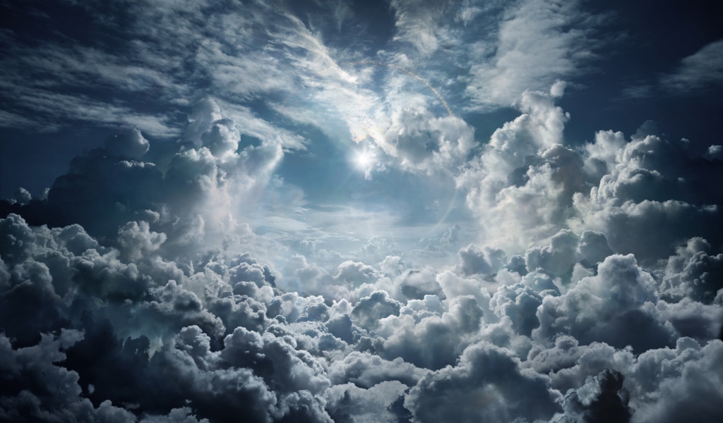 Солнце в небе с красивыми белыми облаками