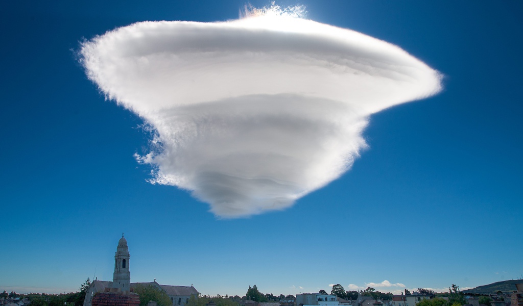 Белое Лентикулярное облако в голубом небе