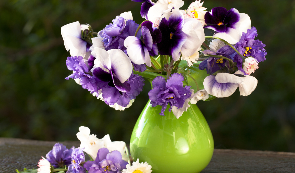 Букет нежных цветов анютины глазки и фиалки в вазе