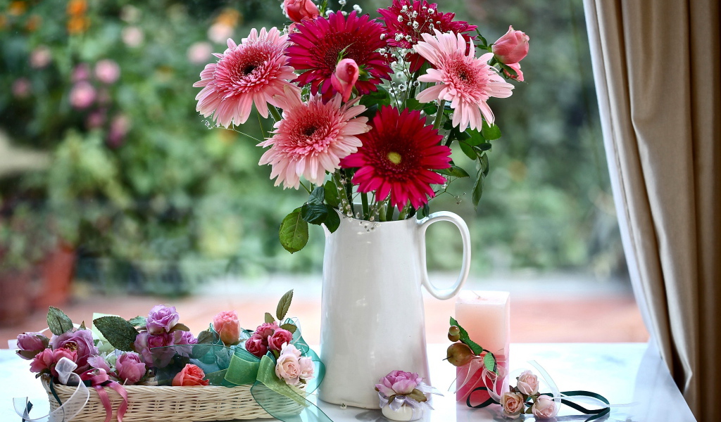 Букет гербер в белой вазе 