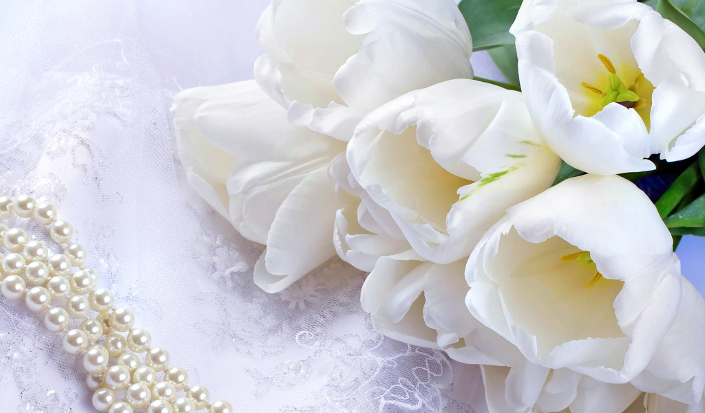 Букет нежных белых тюльпанов и жемчужное ожерелье 