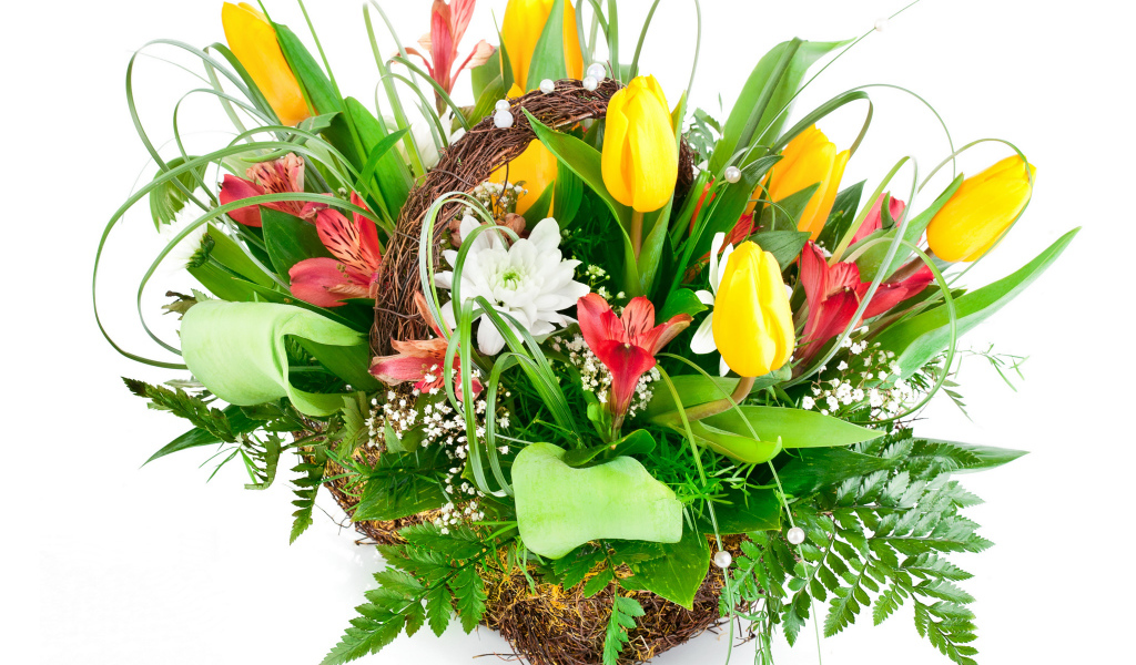 Букет желтых тюльпанов и красивых цветов альстрёмерия на белом фоне