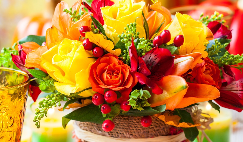 Красивый осенний букет с розами и желтыми листьями