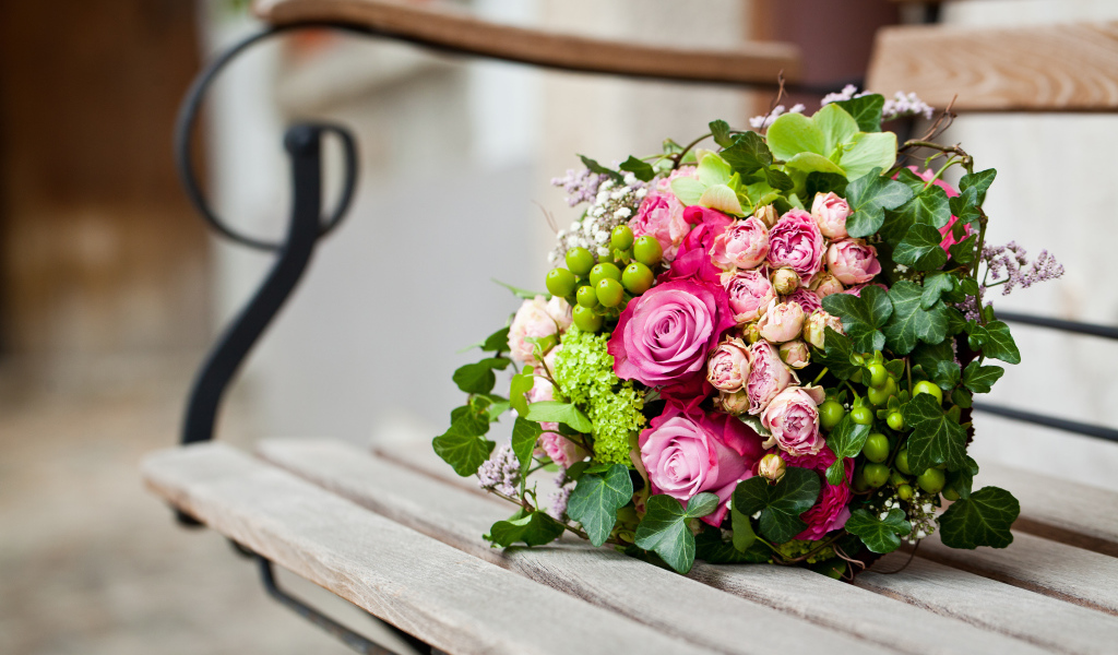 Красивый большой букет цветов на деревянной лавке