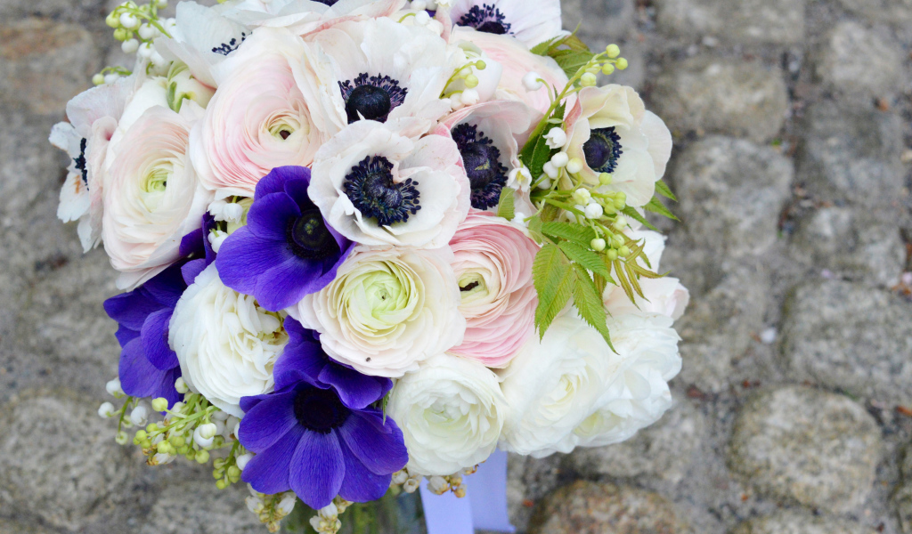 Красивый букет цветы анемоны и лютики