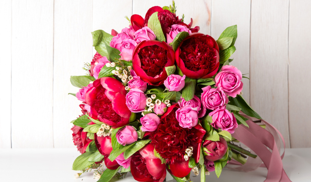 Красивый букет розовых роз с красными тюльпанами