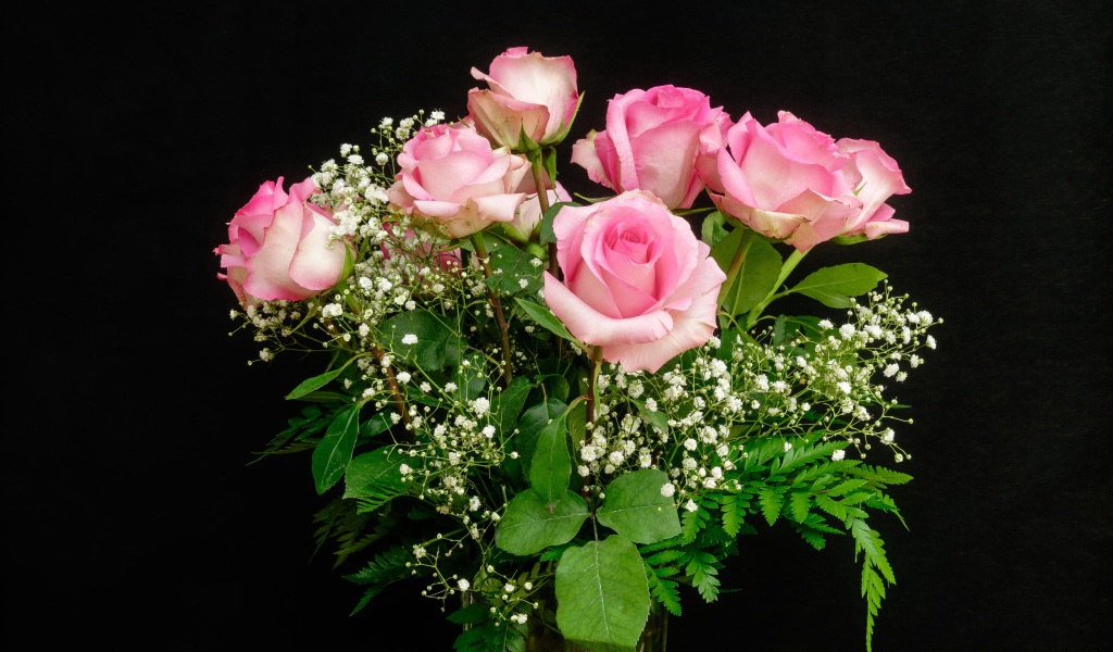 Красивый букет розовых роз с белыми цветами на черном фоне