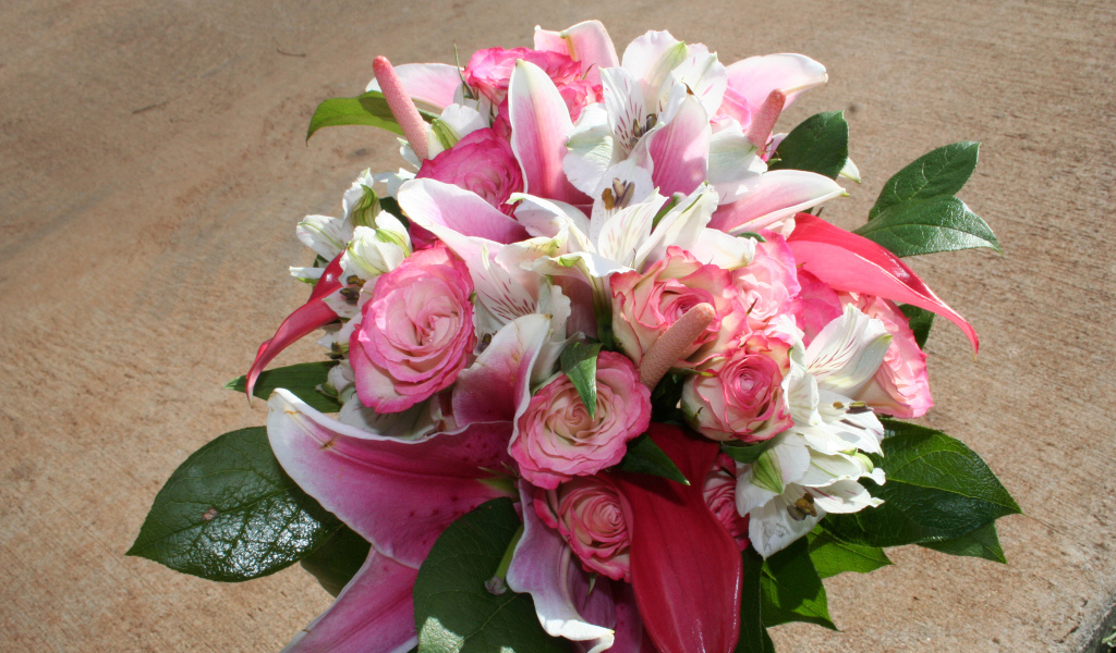 Красивый букет с цветами альстрёмерия, розы и лилии