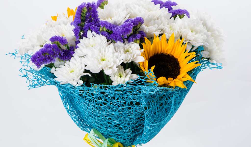 Красивый яркий летний букет цветов на белом фоне