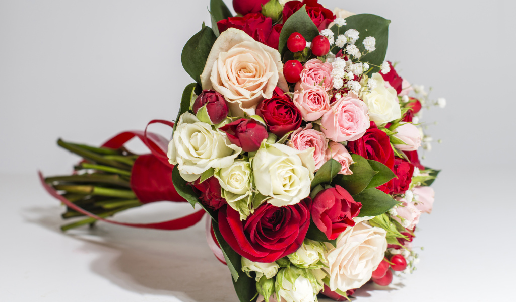 Красивый праздничный букет из роз